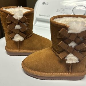 Ugg boots size 7 toddler girl- never worn